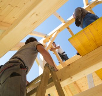 88561434-constructores-de-techos-que-montan-construcciones-de-techos-de-madera-prefabricados-concepto-de-la-i